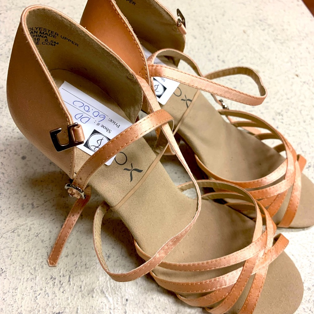 Capezio ballroom shoe champagne color. I have 2